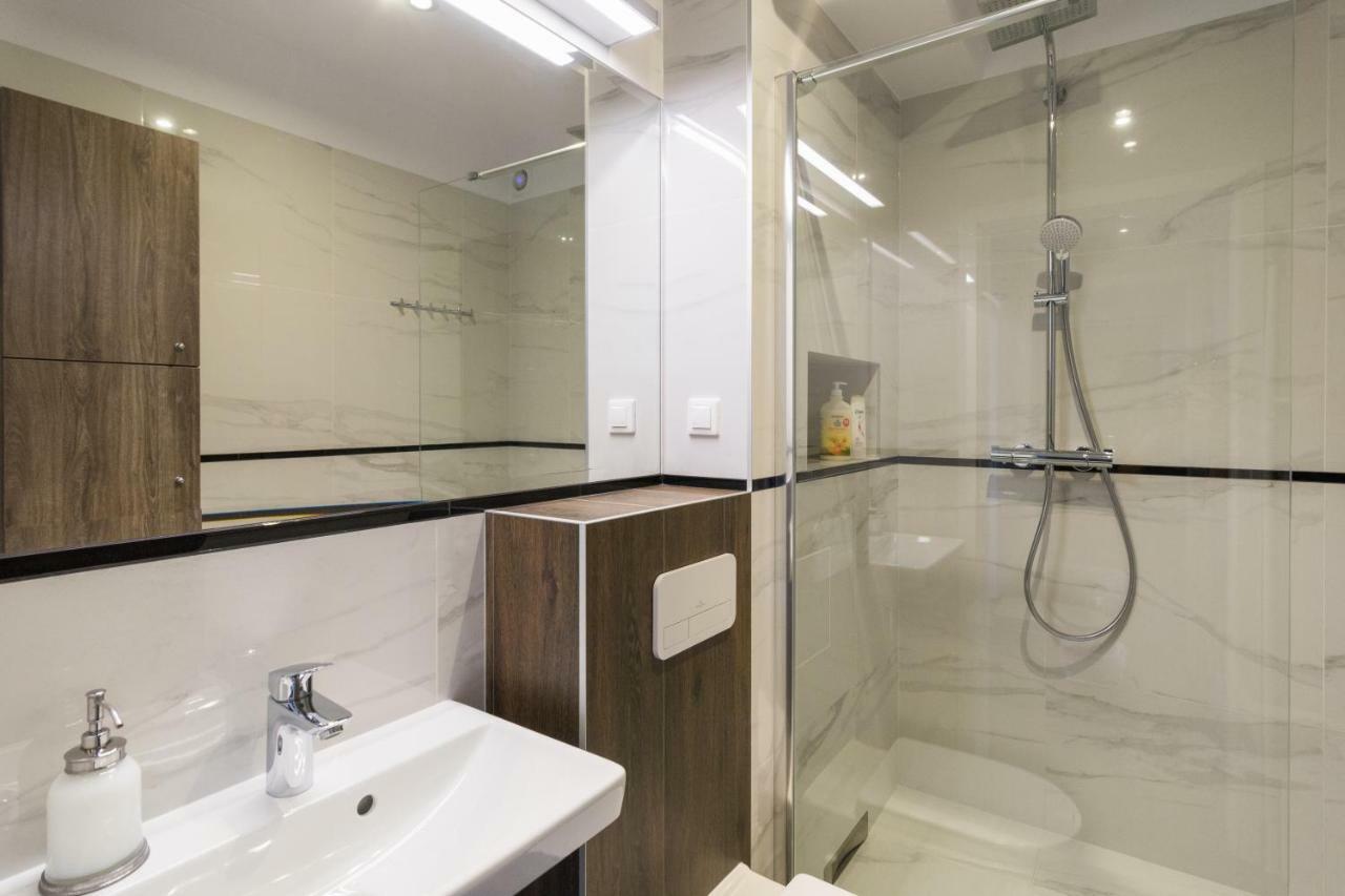 Апартаменти Executive 3 Bedroom By Your Freedom